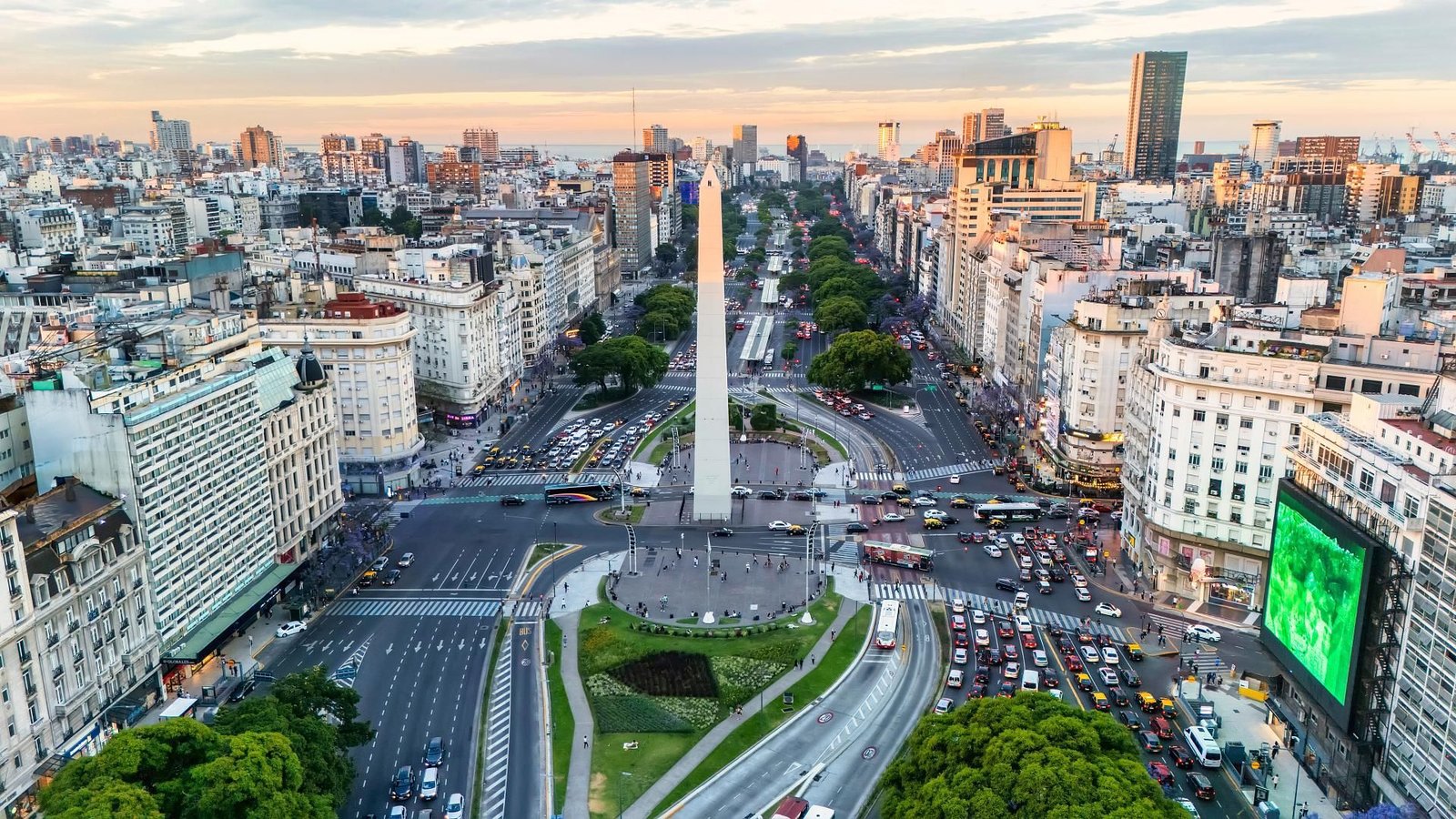 Obelisco de Buenos Aires visto da Avenida 9 de Julio